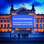 Mietpreisbremse - Bundestag am Abend mit großer Anzeige, auf der steht: Bundestag beschließt Verlängerung bis 2029!